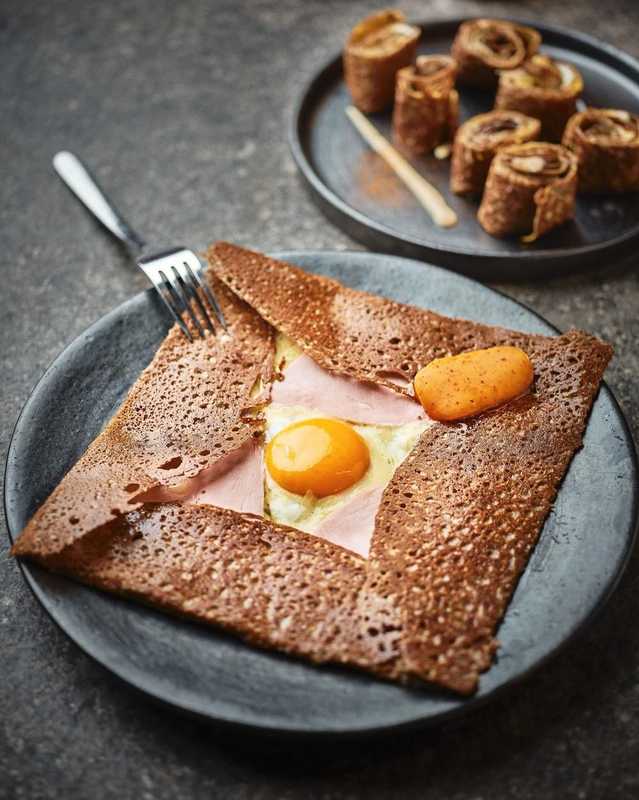 Plat et cadre du restaurant Breizh Café Abbesses | La Crêpe Autrement Paris 18e - Photo 2