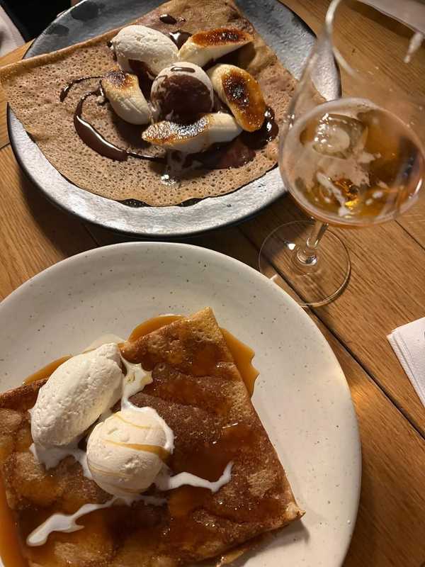 Plat et cadre du restaurant Breizh Café Abbesses | La Crêpe Autrement Paris 18e - Photo 3