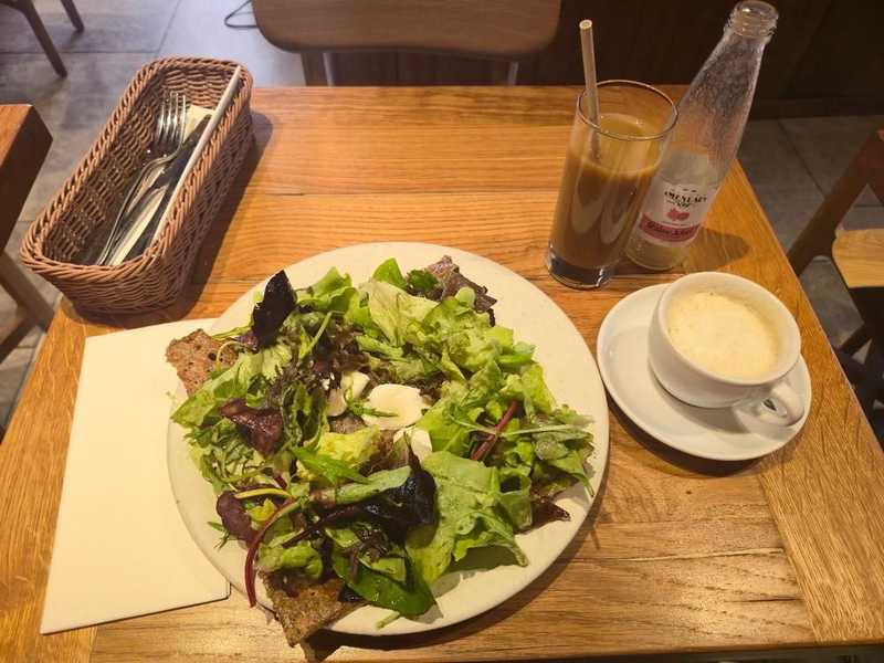 Plat et cadre du restaurant Breizh Café Marais | La Crêpe Autrement Paris 3e - Photo 3