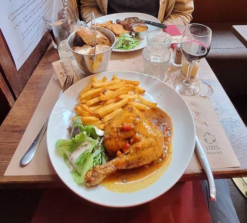 Plat et cadre du restaurant Cave La Bourgogne Paris 5e - Photo 3