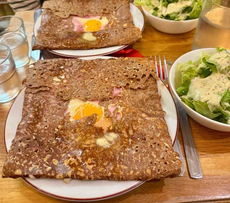 Plat et cadre du restaurant Crêperie La Bigoudenne Paris 14e - Photo 3