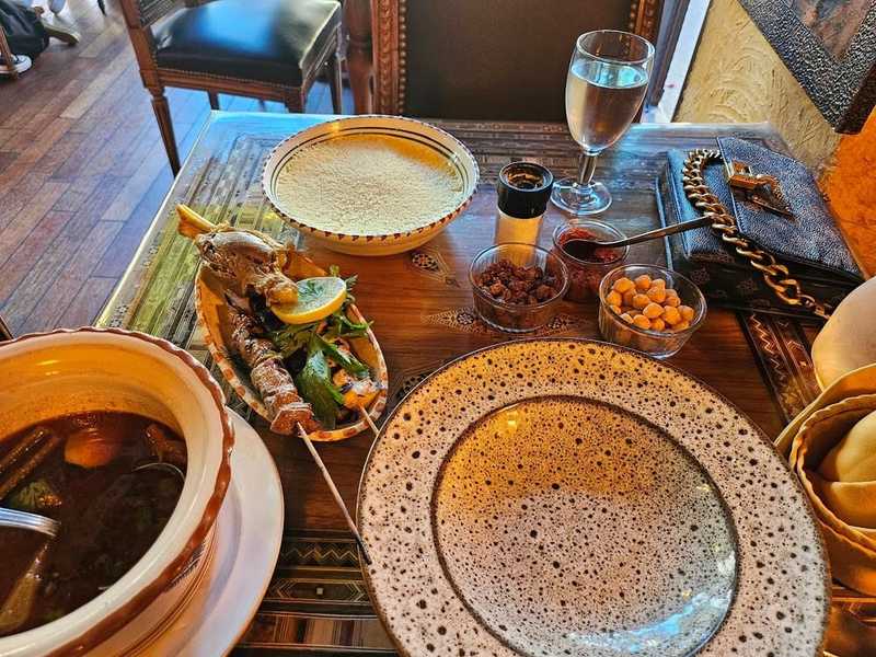 Plat et cadre du restaurant L'Atlantide Paris 19e - Photo 2