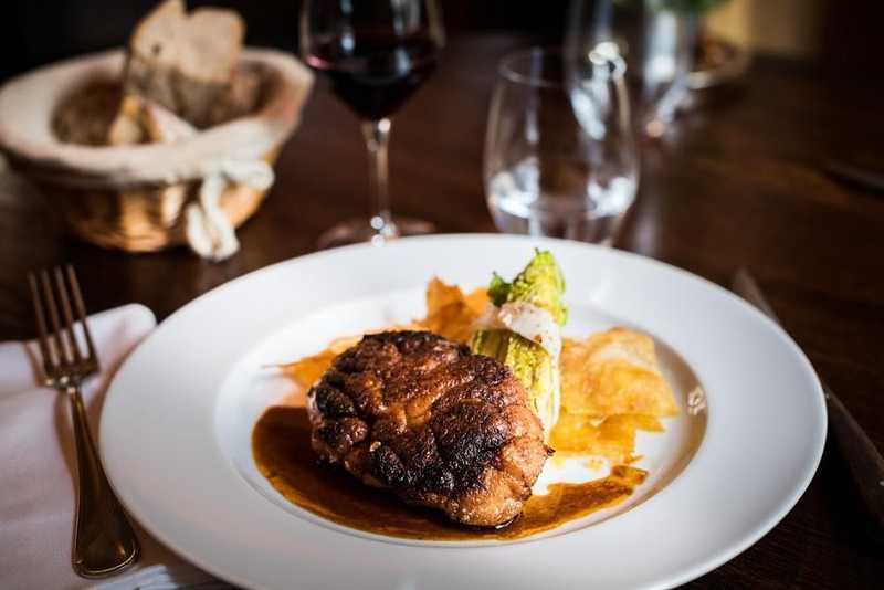 Plat et cadre du restaurant La Causerie Paris 16e - Photo 2