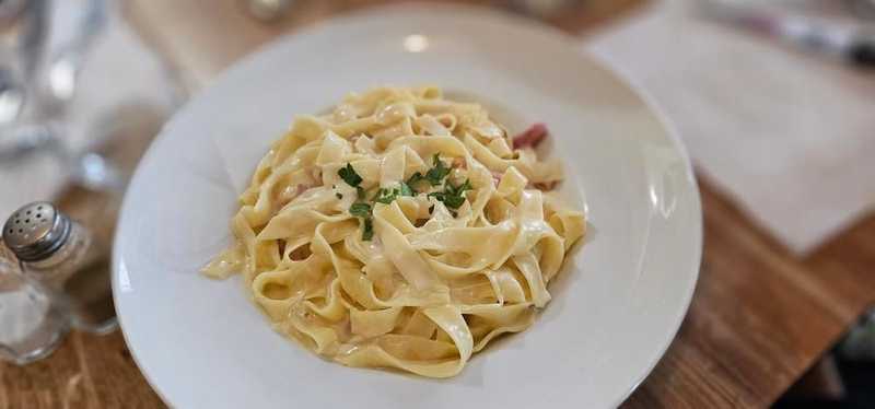 Plat et cadre du restaurant La Pignatta Paris 18e - Photo 3