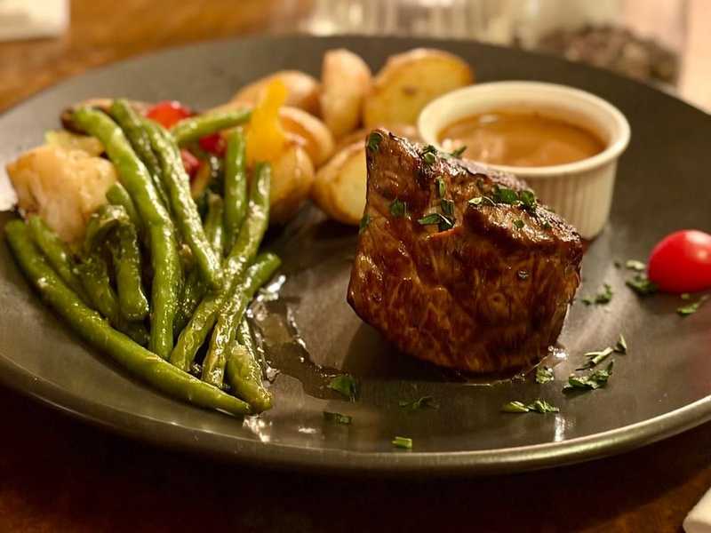 Plat et cadre du restaurant Le Caveau de l'Isle Paris 4e - Photo 3