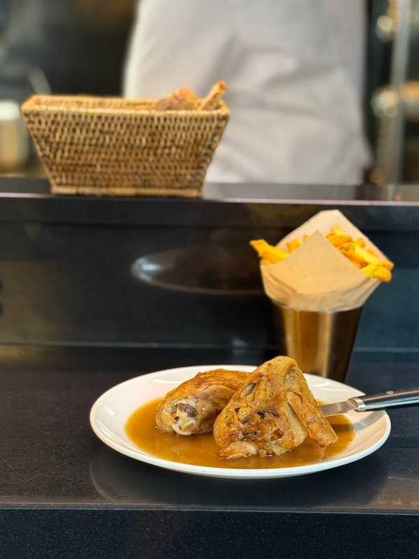 Plat et cadre du restaurant Le Coq & Fils - the Poultry House Paris 18e - Photo 3