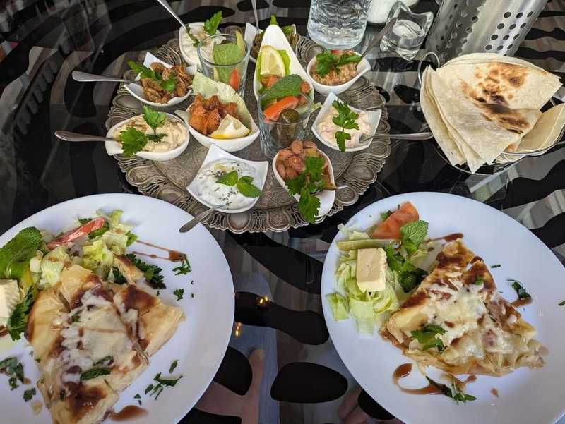 Plat et cadre du restaurant Le Mezze du chef çig köfte Paris 20e - Photo 2