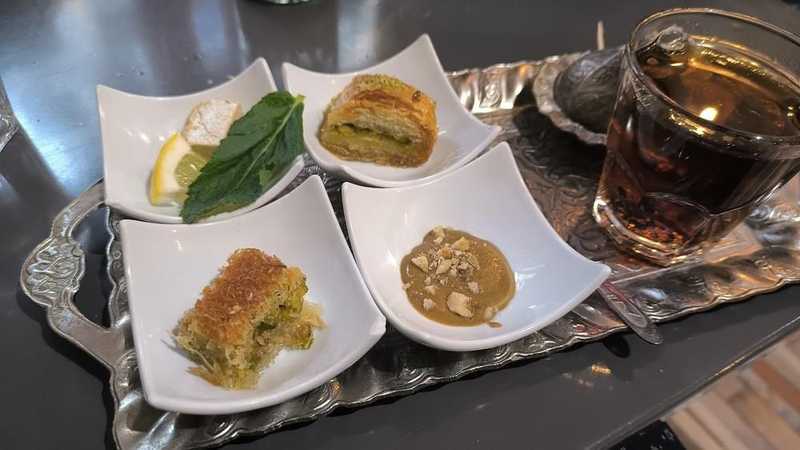 Plat et cadre du restaurant Le Mezze du chef çig köfte Paris 20e - Photo 3