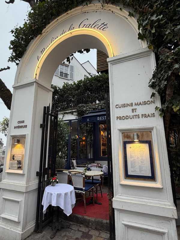 Plat et cadre du restaurant Le Moulin de la Galette Paris 18e - Photo 3