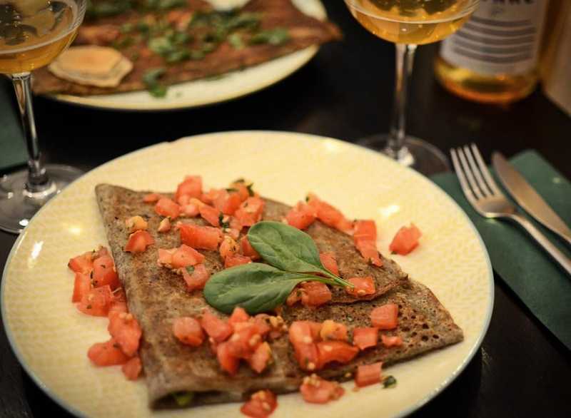 Plat et cadre du restaurant Les Crêpes de Louis-Marie Paris 5e - Photo 2
