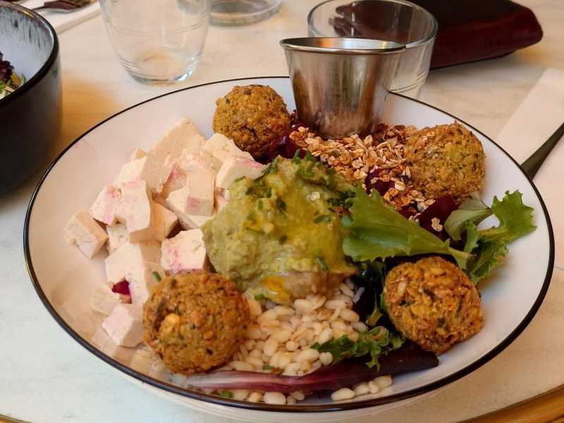 Plat et cadre du restaurant Les Rêveuses Paris 20e - Photo 2