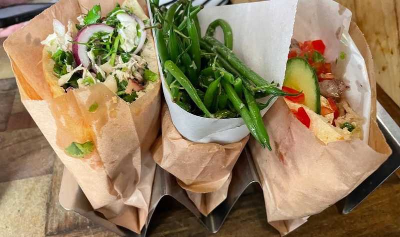 Plat et cadre du restaurant Miznon Paris 4e - Photo 3