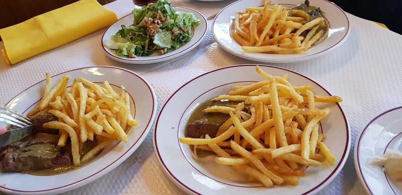 Plat et cadre du restaurant Relais de l'Entrecôte Paris 6e - Photo 2