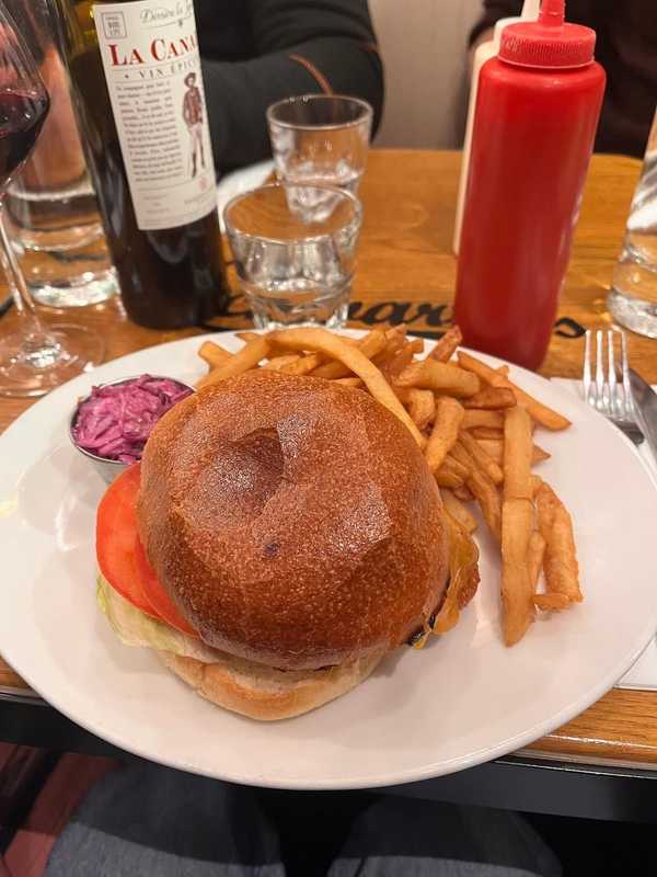 Plat et cadre du restaurant Schwartz’s Deli Paris 17e - Photo 3