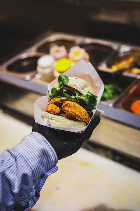 Plat et cadre du restaurant Shiso Burger Saint Michel Paris 5e - Photo 2